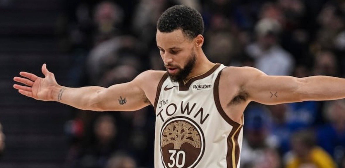 Stephen Curry renueva contrato con Warriors dos años