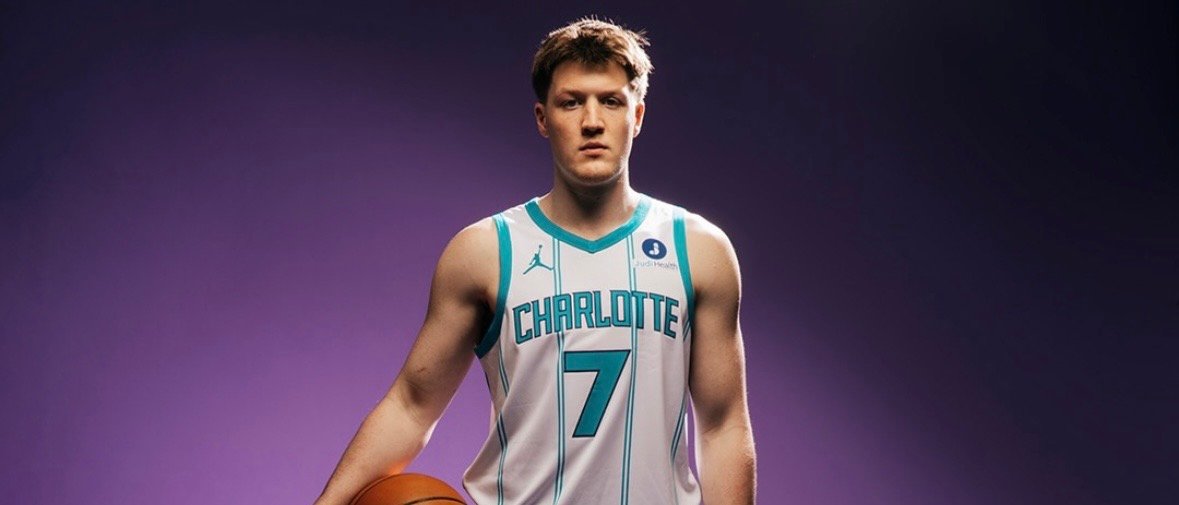 Kon Knueppel, baja en pretemporada por lesión en isquiotibial