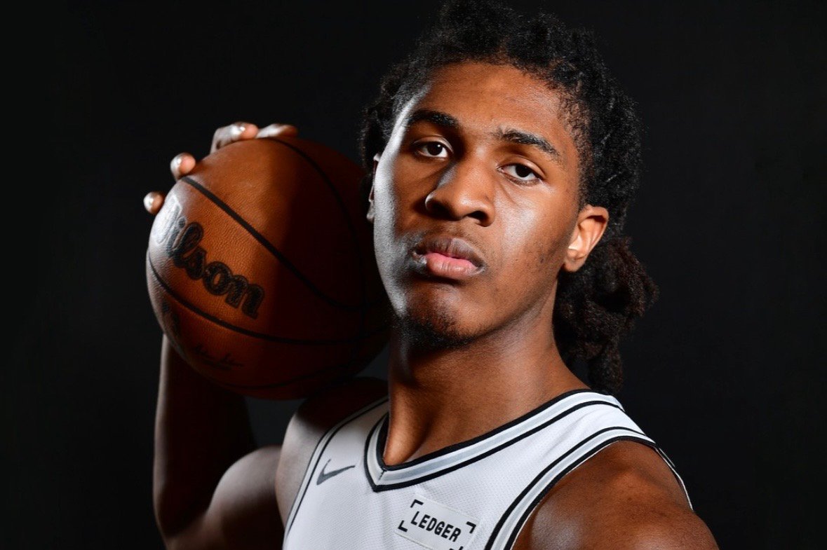 Spurs apuestan por paciencia con Jayden Quaintance tras cirugía