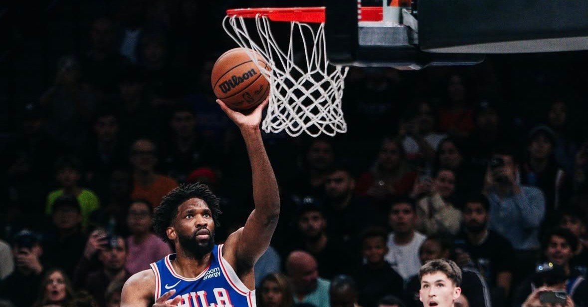Embiid se estrena en pretemporada con siete pérdidas en la primera parte